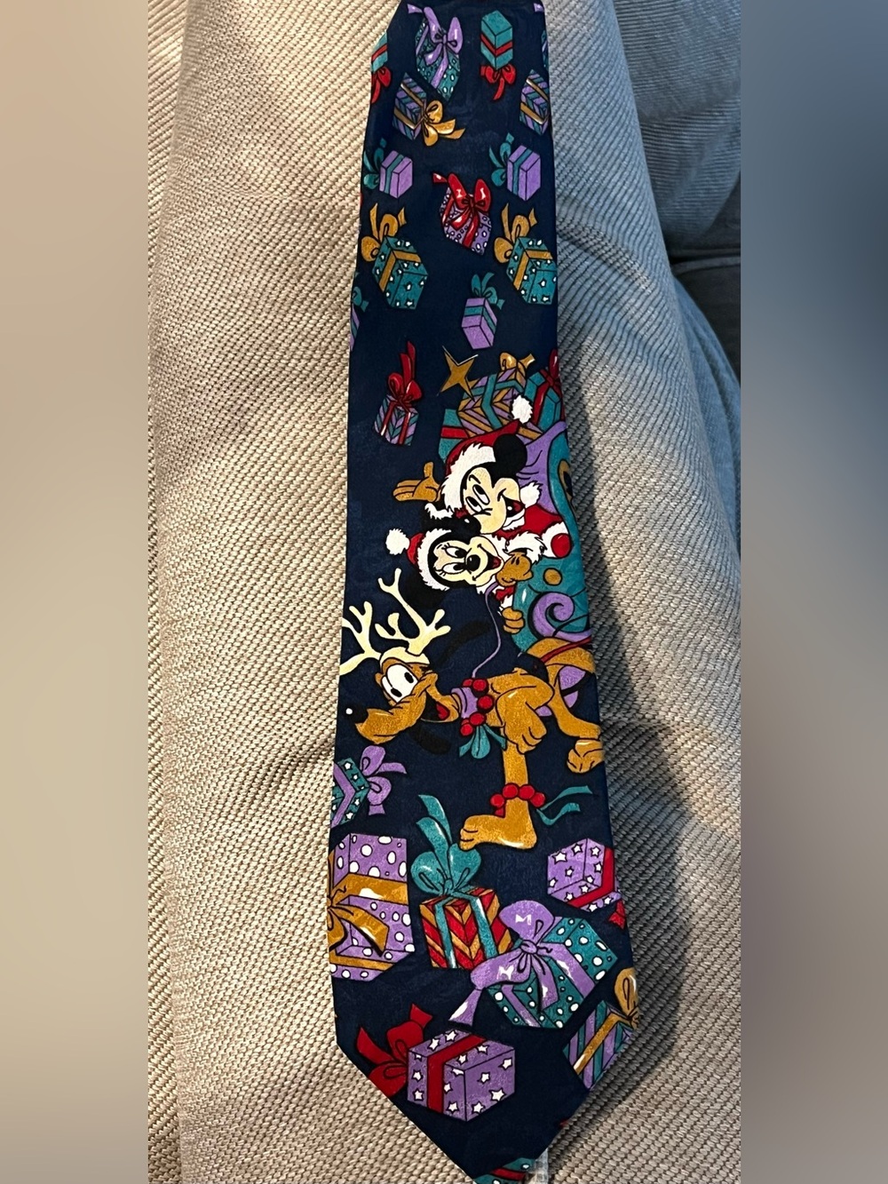 90s Vintage Disney Christmas Tie • Mickey, Minnie & Pluto Gift Wrap Scene!